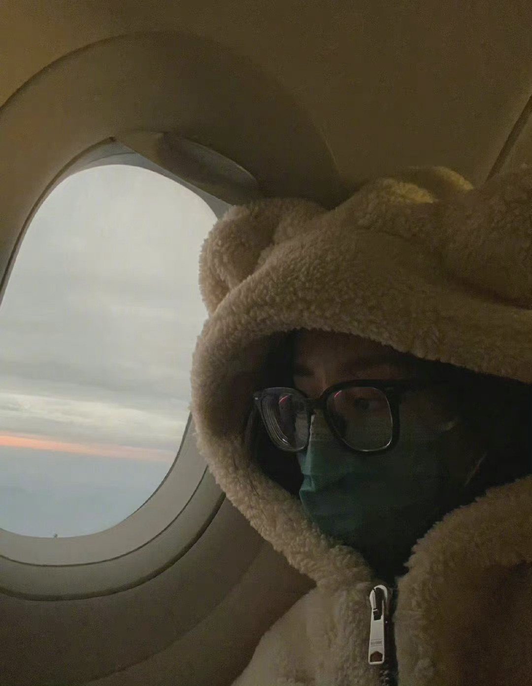 来自2022年迪丽热巴空中的第一组自拍