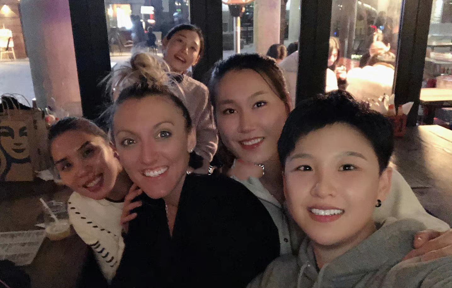 张磊与金软景亲密合照,拉尔森张开大嘴巴搞怪|上海女排|大嘴巴|拉尔森