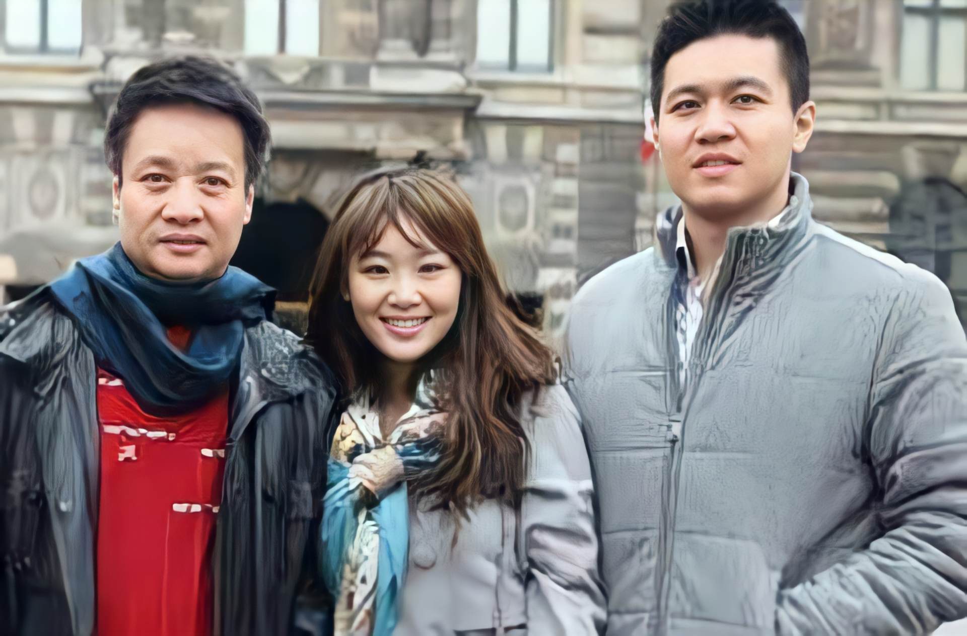 有一次李禾禾感冒了,他实在没什么力气出去买药,就请阎晶晶帮忙去买.