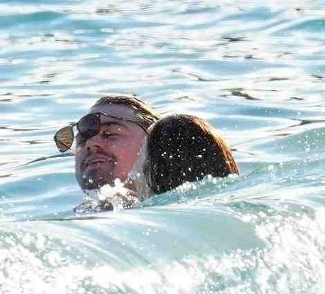 47岁小李子与24岁女友海边度假身材发福神颜一去不复返