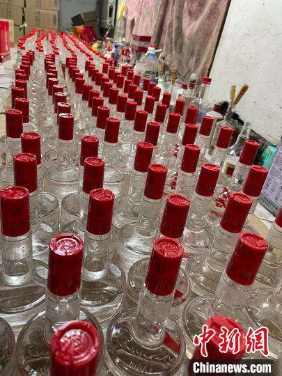 银川警方现场查获假名酒4000余瓶。银川市公安局 供图