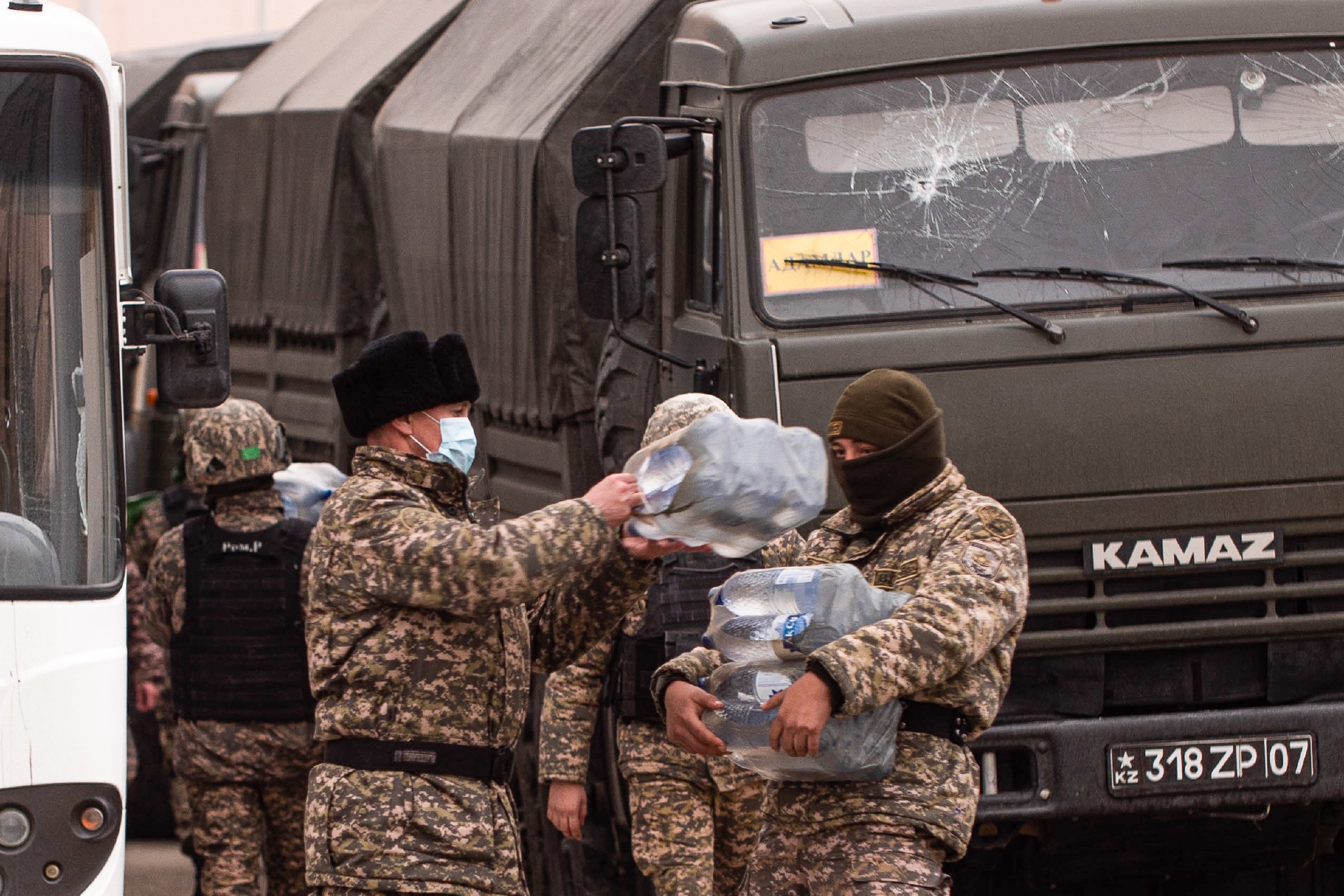 1月7日，哈萨克斯坦西部Aktau，军队正在向民众分发食品，并准备维护该镇的安全。@视觉中国