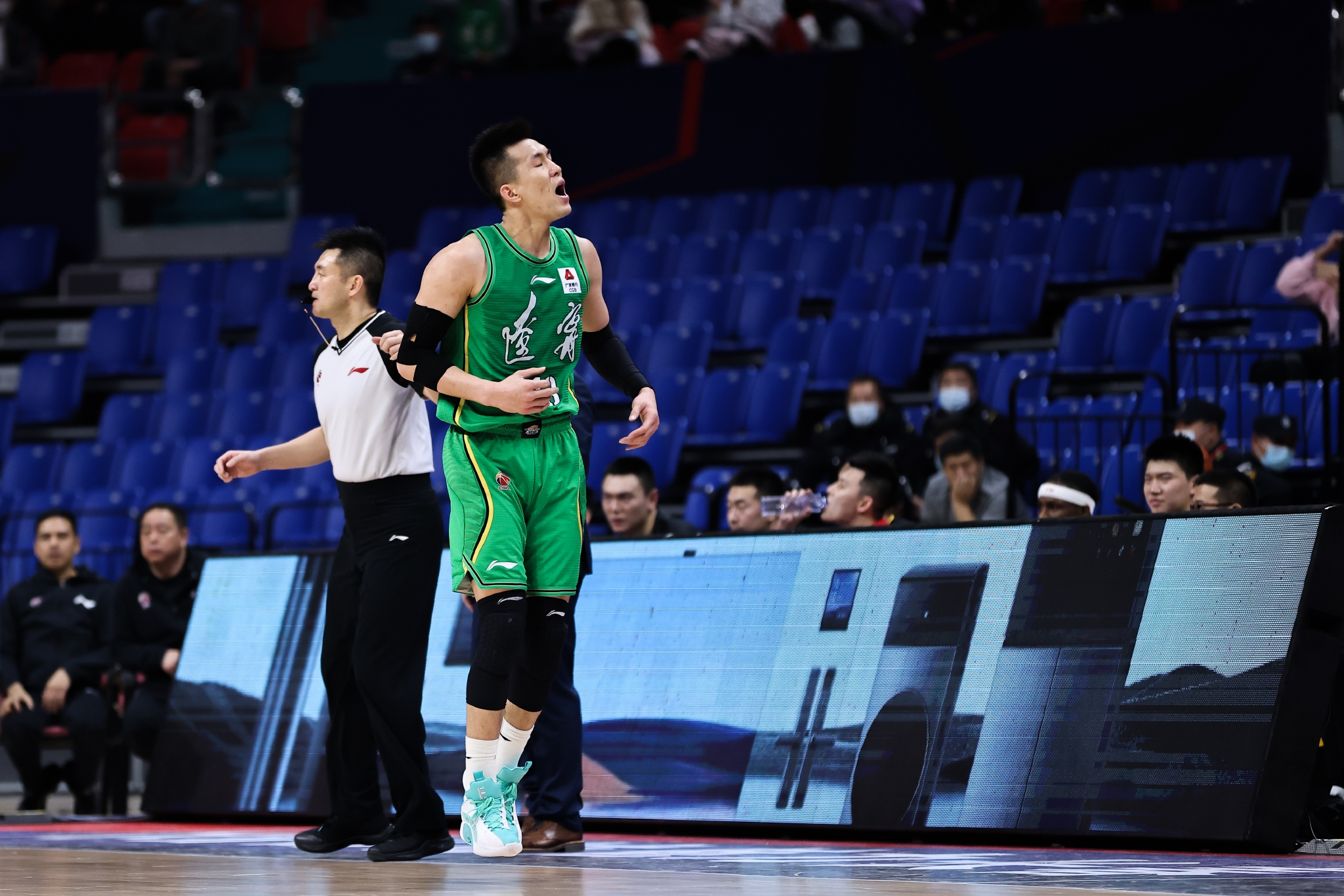 体坛联播nba超半数球员触发协议辽宁男篮获半程冠军