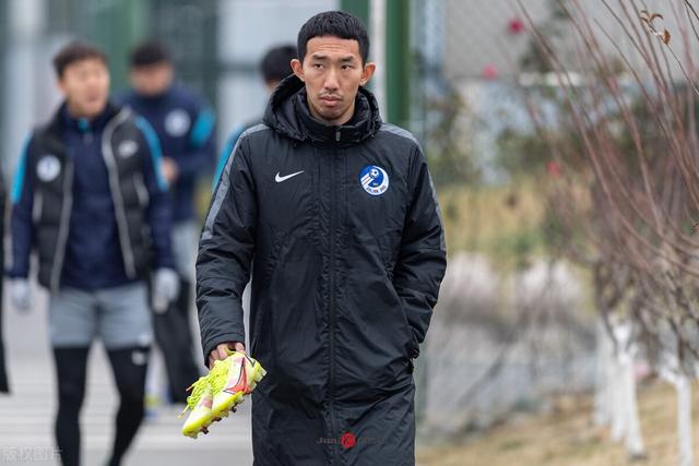 孙国文身背1黄却故意踢人被罚下,表情淡定,行为极其可疑|孙国文