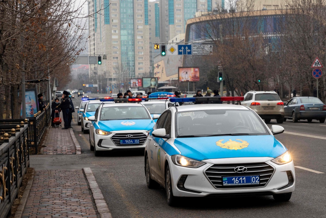 1月7日，警车在哈萨克斯坦阿拉木图街头管控。新华社 图