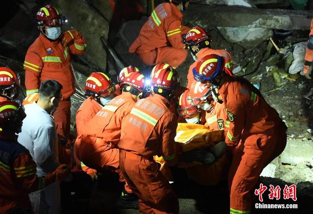 直击重庆武隆食堂坍塌事故现场消防员连夜救援