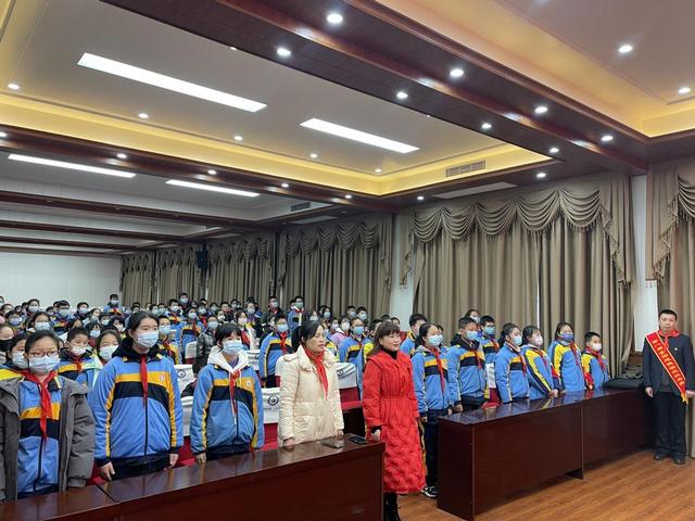 娄底三小组织少先队员学习贯彻党的十九届六中全会精神