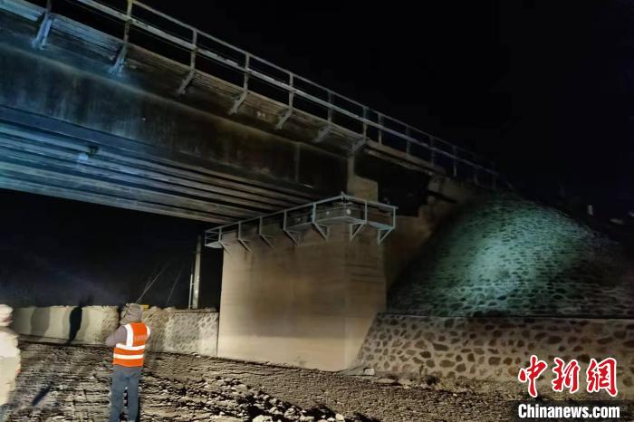 图为铁路工作人员正在检查桥梁设备。兰州铁路局供图