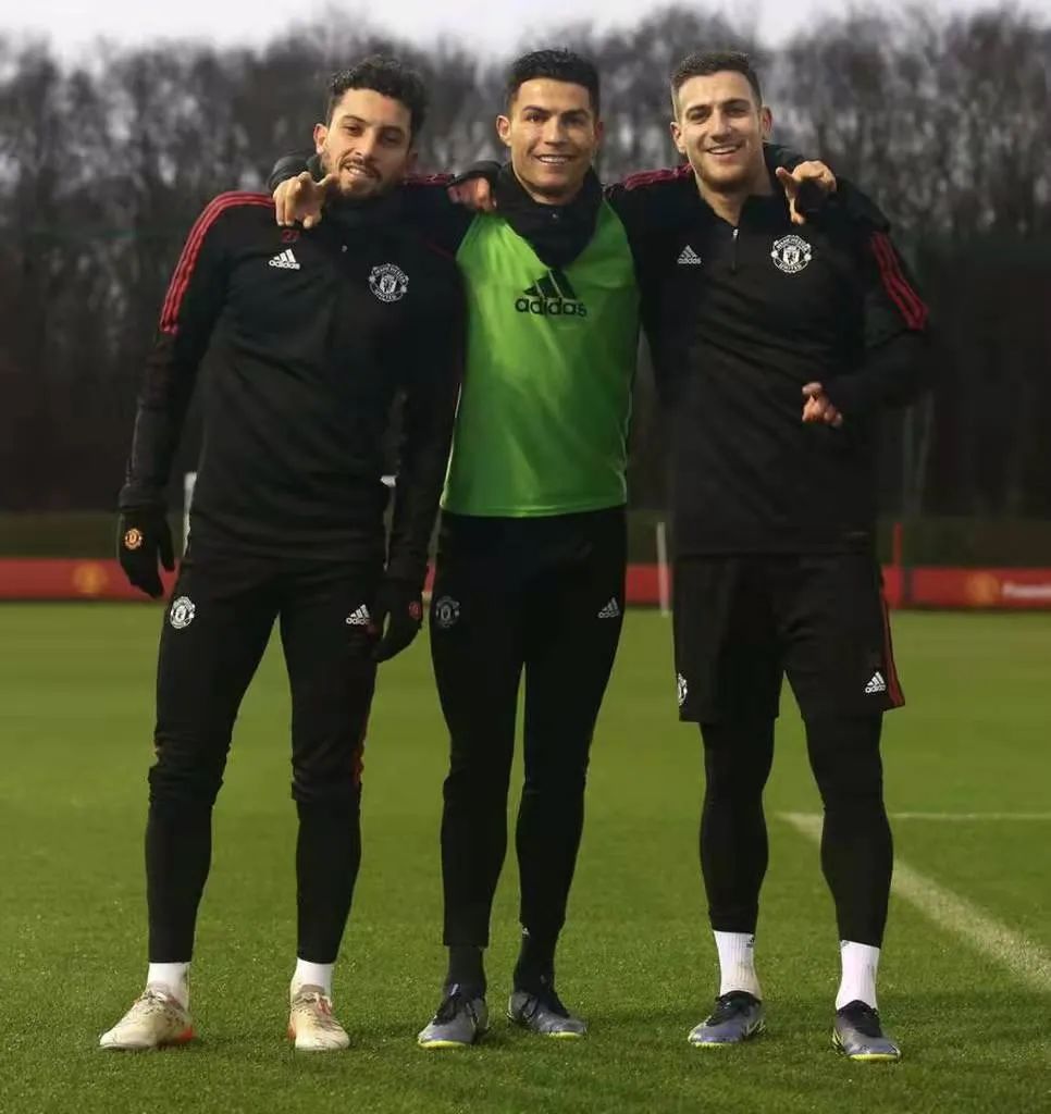 备战足总杯c罗晒曼联训练照继续工作