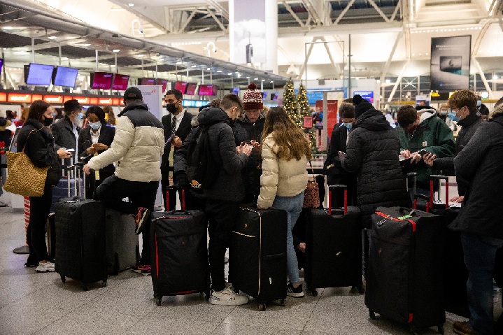 ↑On January 3, 2022, some passengers gathered at Terminal 4 of John F. Kennedy International Airport in New York, USA. Affected by the epidemic and weather conditions, thousands of flights in the United States have recently been cancelled. Issued by Xinhua News Agency (Photo by Guo Ke)