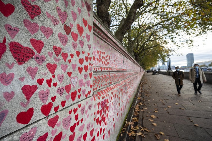 ↑On November 9, 2021, people pass by the National New Crown Memorial Wall along the Thames in London, England. Published by Xinhua News Agency (Photo by Stephen Cheng)