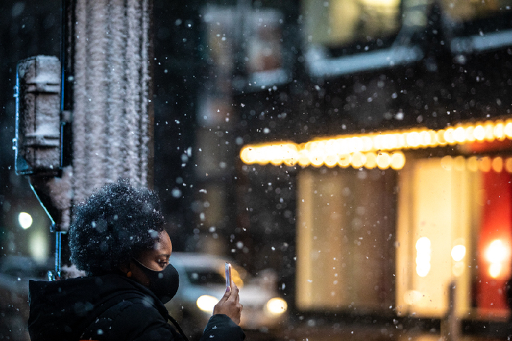 ↑On January 1, 2022, in Chicago, USA, a woman waits to cross the road. Published by Xinhua News Agency (Photo by Vincent Johnson)