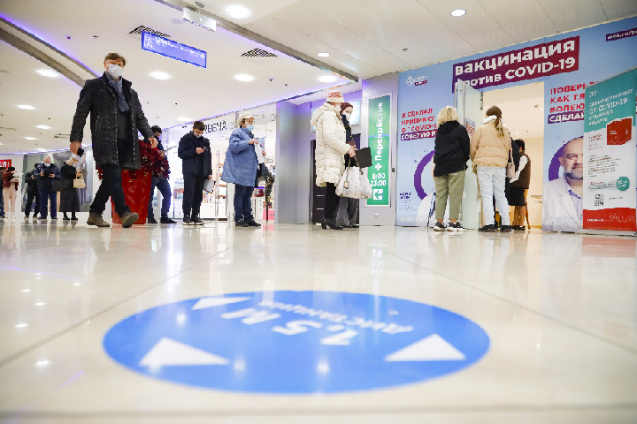 ↑On October 27, 2021, citizens lined up in a shopping mall in Moscow, the capital of Russia, waiting for vaccination. Published by Xinhua News Agency (Photo by Alexander)