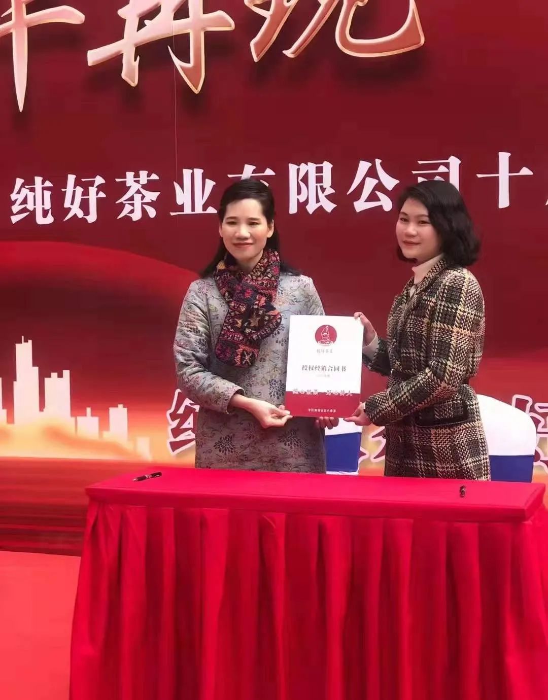 在开业仪式现场,广西梧州纯好茶业有限公司徐小敏向广西非遗传承人