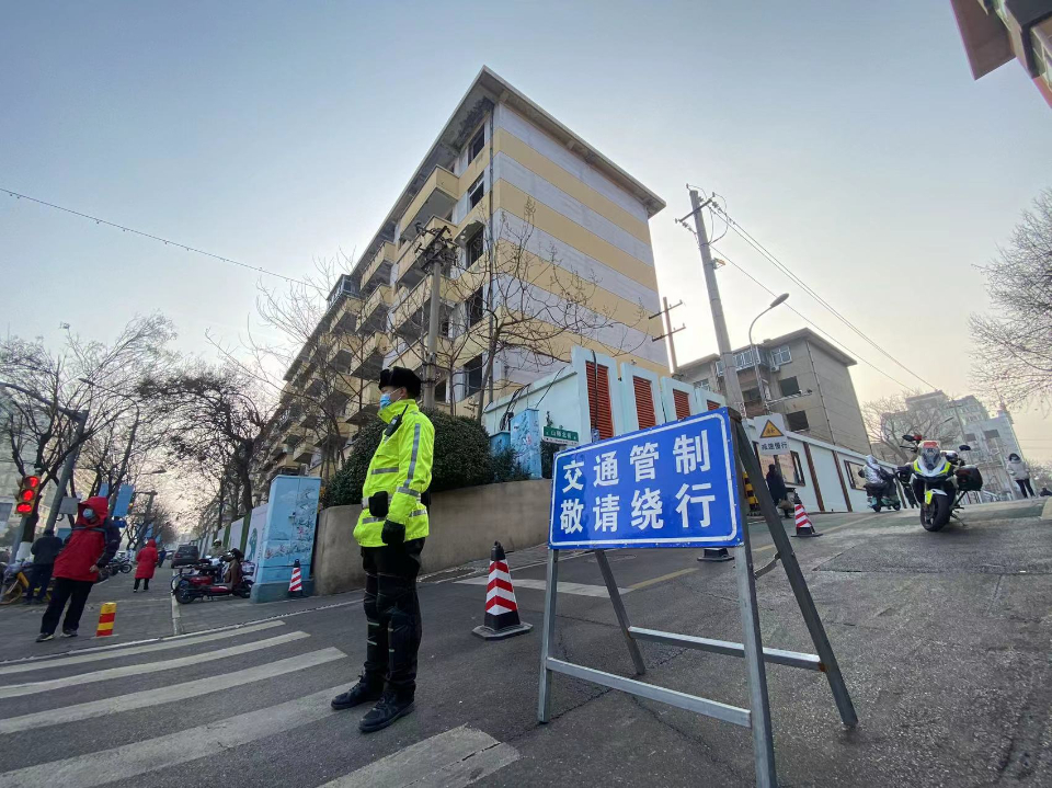 听力考试开始山师北街临时交通管制禁行机动车