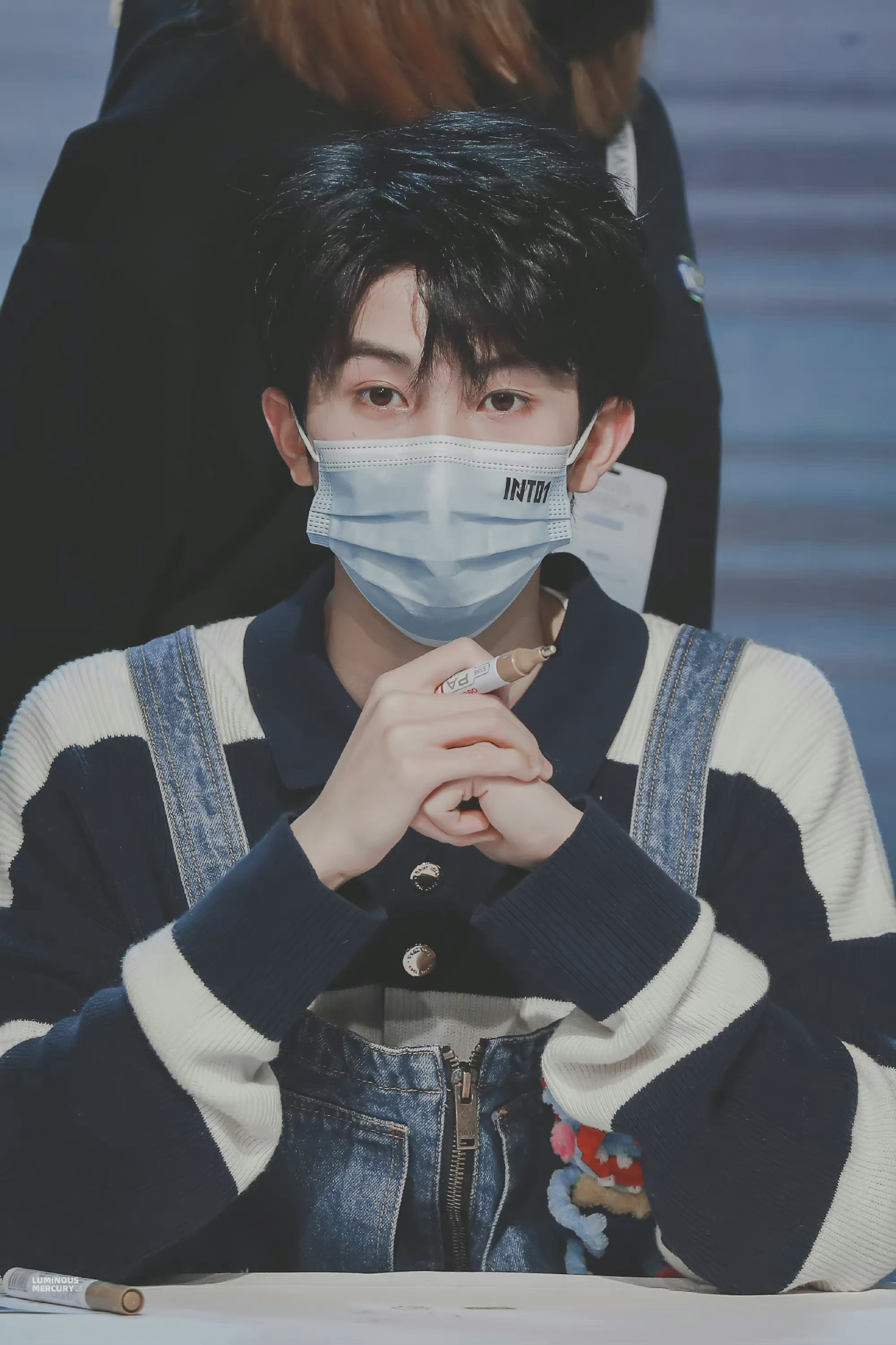 林墨今日签售会饭拍 牛仔背带裤77黑白条纹翻领针织衫……|林墨