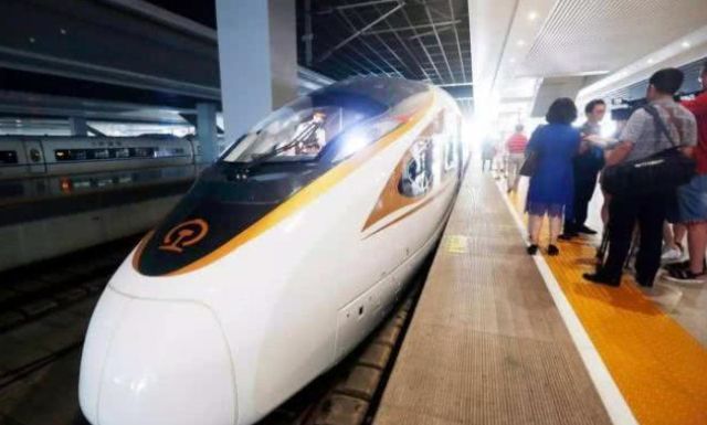 女子逼停高铁，乘务员质问女子你把厕所弄得味也太大了吧休闲区蓝鸢梦想 - Www.slyday.coM