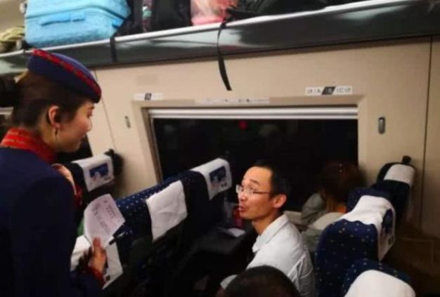 女子逼停高铁，乘务员质问女子你把厕所弄得味也太大了吧休闲区蓝鸢梦想 - Www.slyday.coM