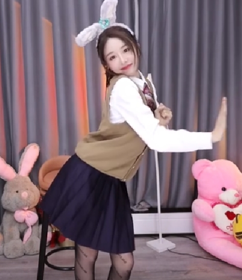 林七七cos奥特曼被自己丑哭,决定换一身套装,还是超短裙漂亮|虎牙|超