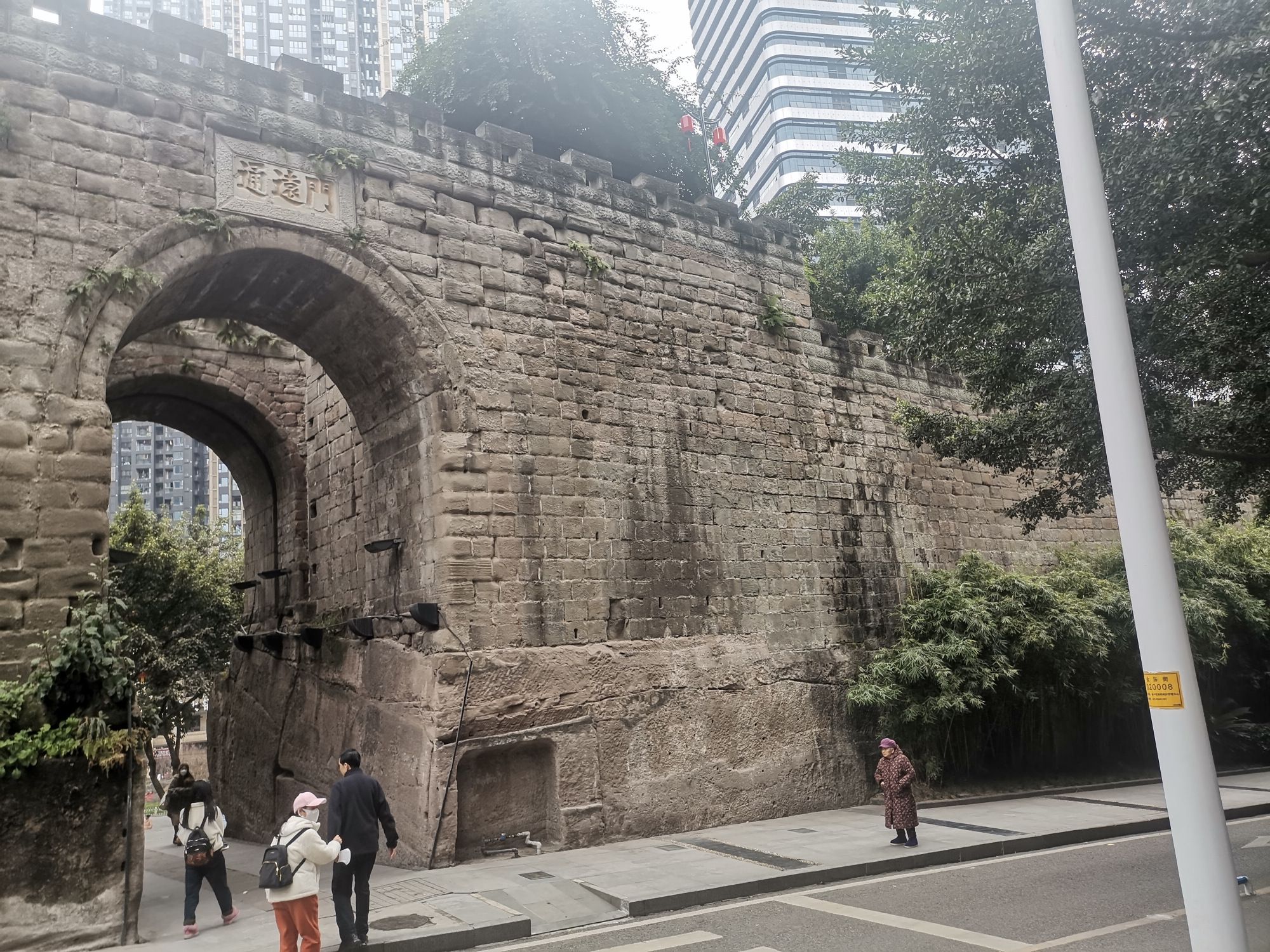 重庆主城城墙遗址公园百年城墙保存完整免费开放游客好多