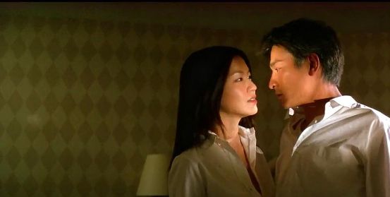 再送上刘德华与性感女神林熙蕾的合影,林熙蕾与刘天王合作过《赌侠