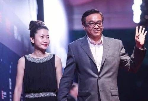 在尔冬升60岁生日那天,对结婚20多年的妻子罗晓文说:"我在外边有一个