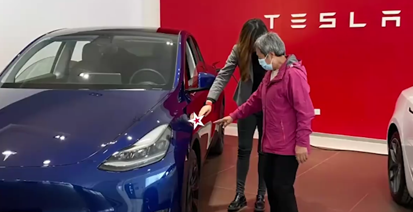 65岁老人考出驾照等了7年才摇到车牌家人送特斯拉庆祝