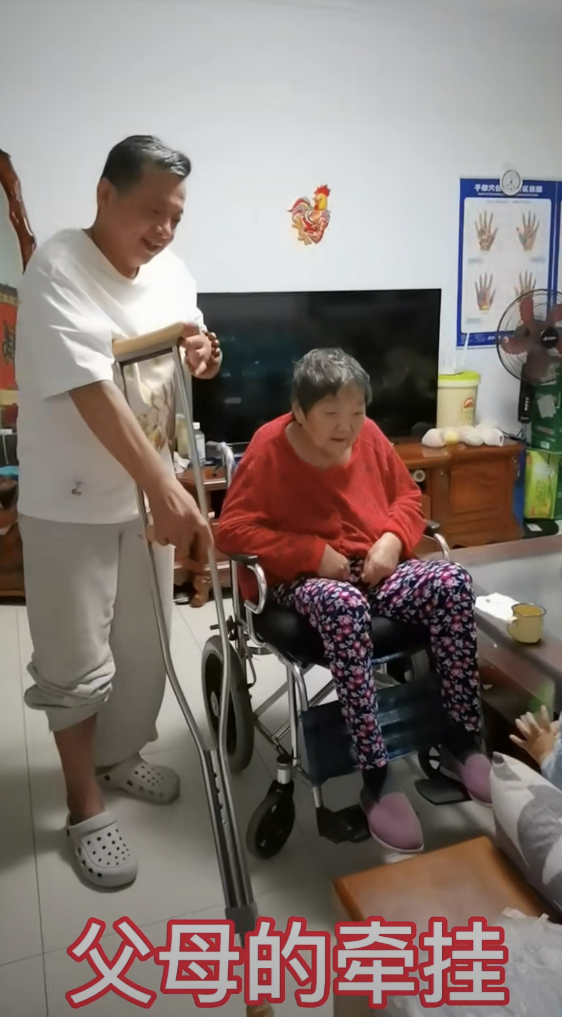 60岁张春年痛别八旬亡母,生前获儿子贴心捏脚,侍母至孝令人动容