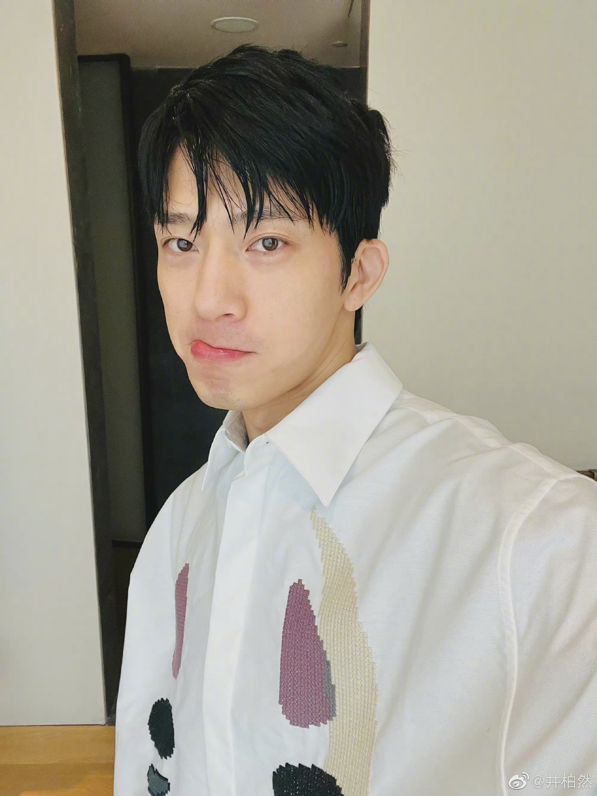 井柏然晒自拍井柏然给我分享点新鲜事2022的第一个周末