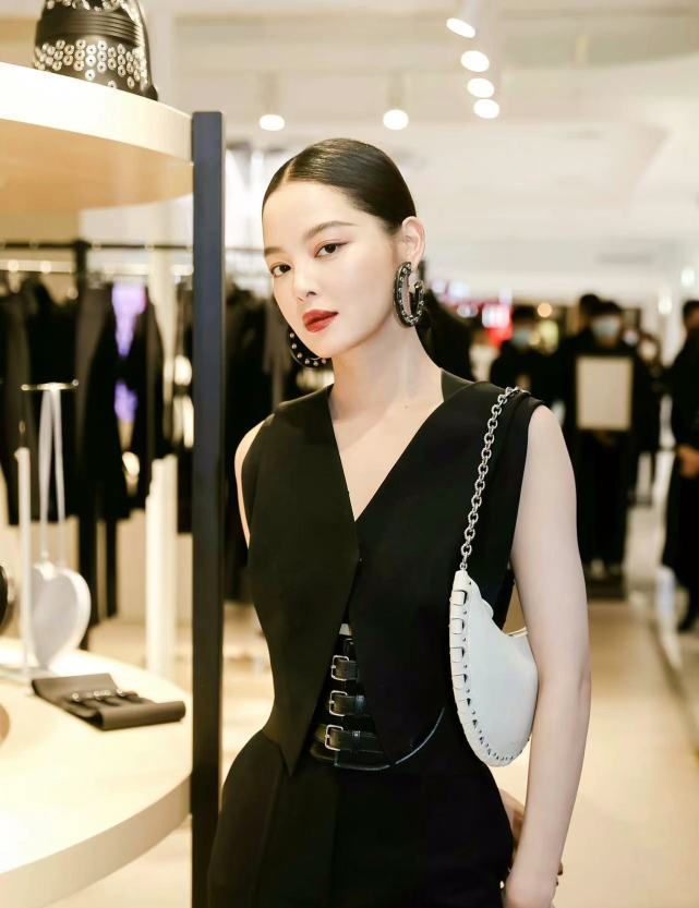 辛芷蕾穿黑色look彰显出好气质婀娜多姿有魅力