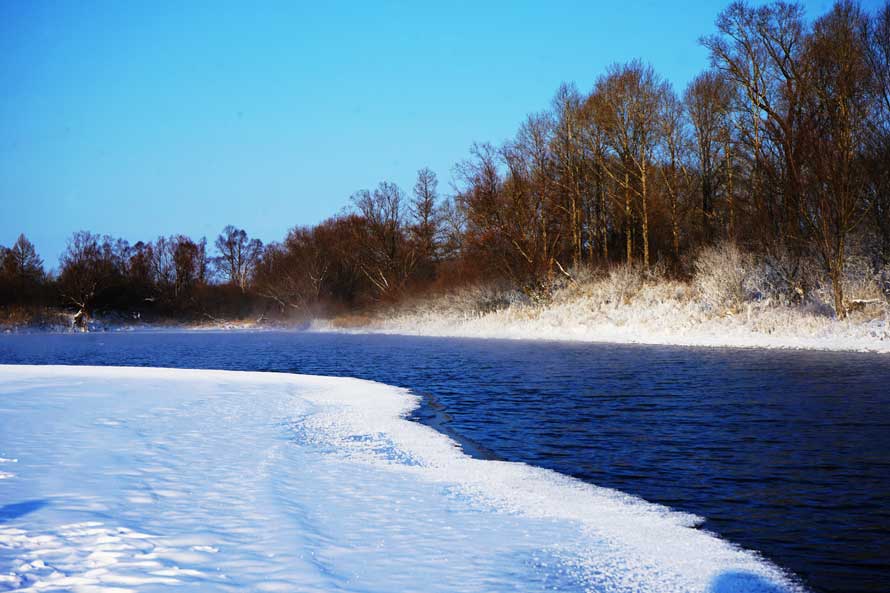加格达奇十里画廊高寒禁区里不冻河边泼水成冰