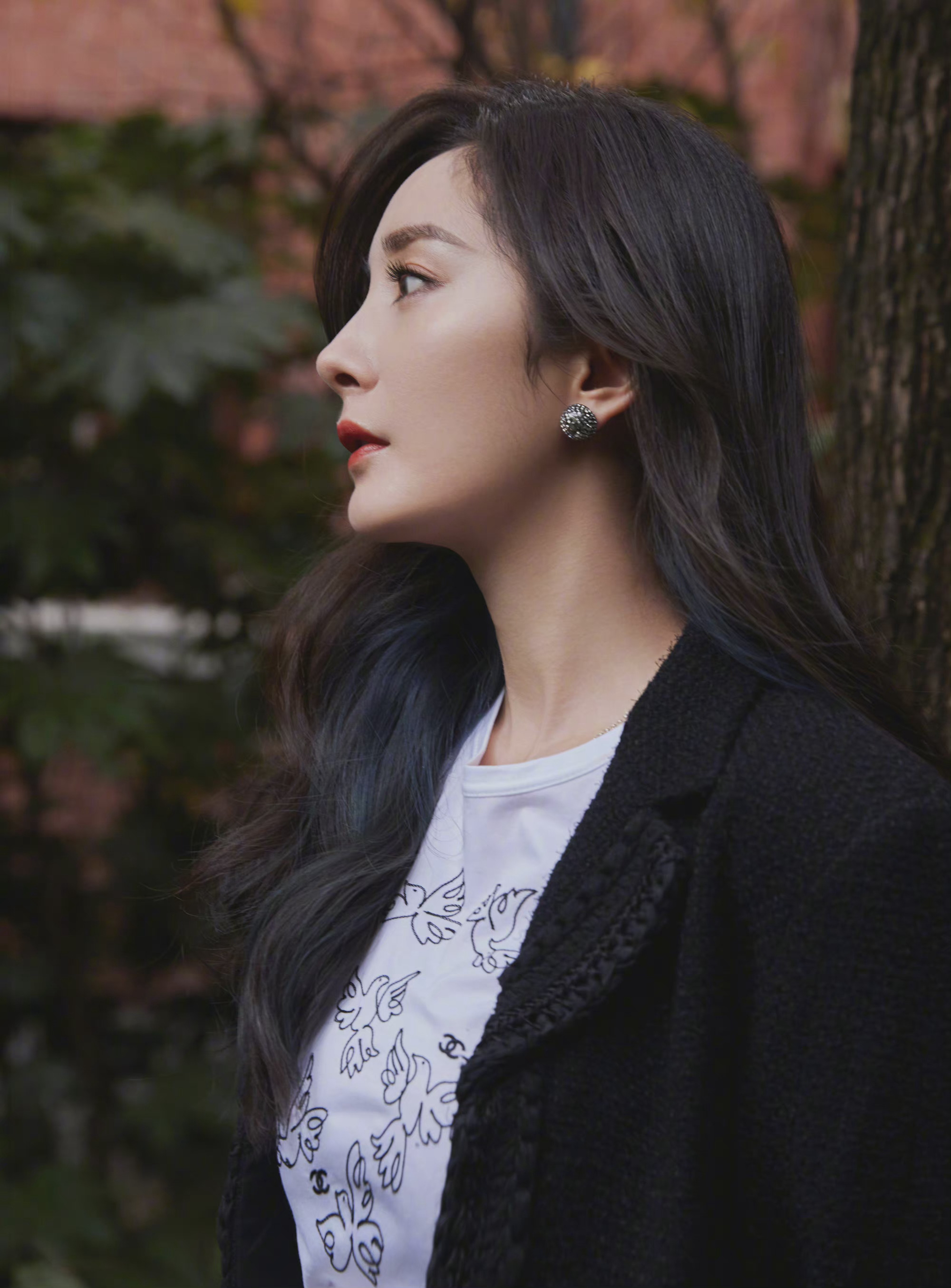 杨幂今日活动造型 身穿白色印花t……|杨幂_新浪新闻