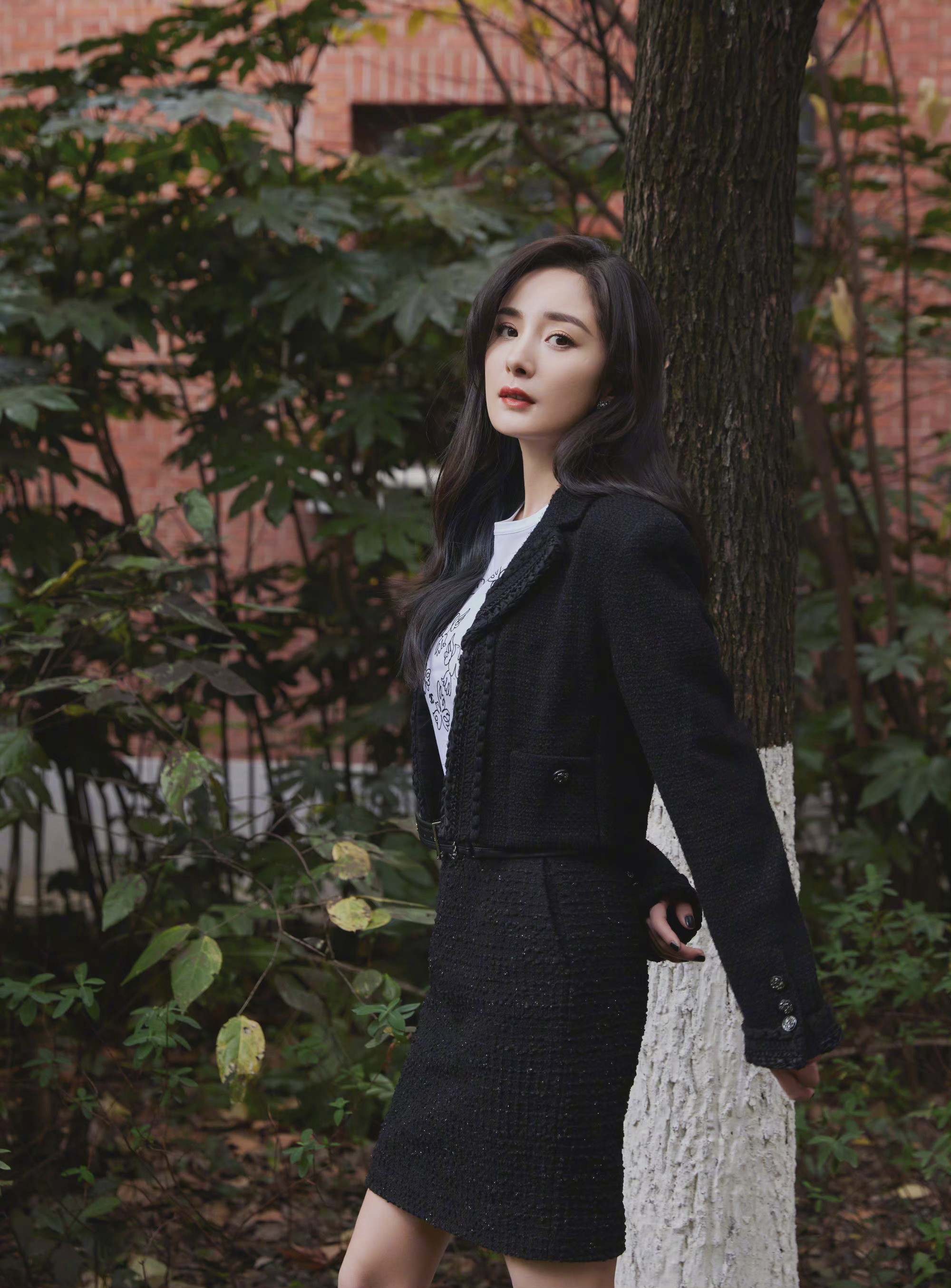 杨幂今日活动造型 身穿白色印花t……|杨幂_新浪新闻