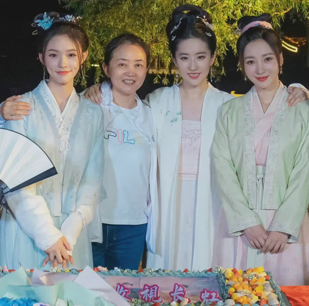 刘亦菲,柳岩,林允同框合照,都是顶级美人|刘亦菲|柳岩|林允_新浪新闻