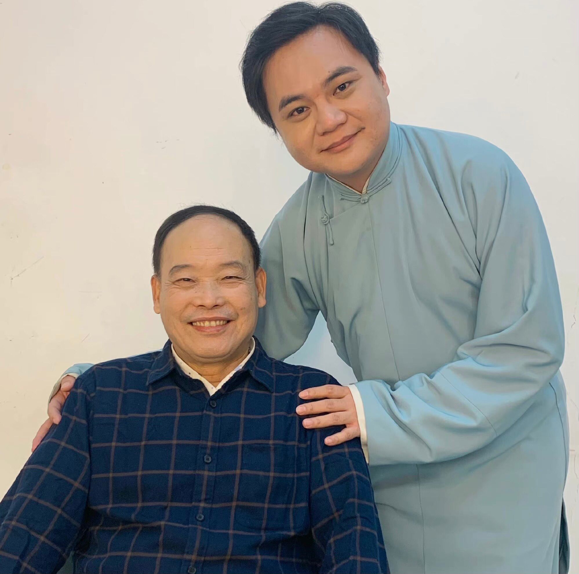 72岁相声大家赵伟洲罕见现身德云社相声春晚与高峰合影气色不错