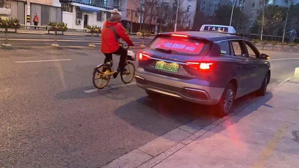 高德打车叫来疑似“冒牌”出租车？平台始终无回应休闲区蓝鸢梦想 - Www.slyday.coM