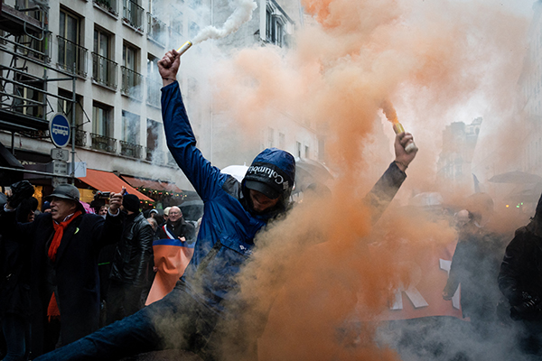 法国再现反疫苗通行证抗议超10万人上街游行拒打疫苗