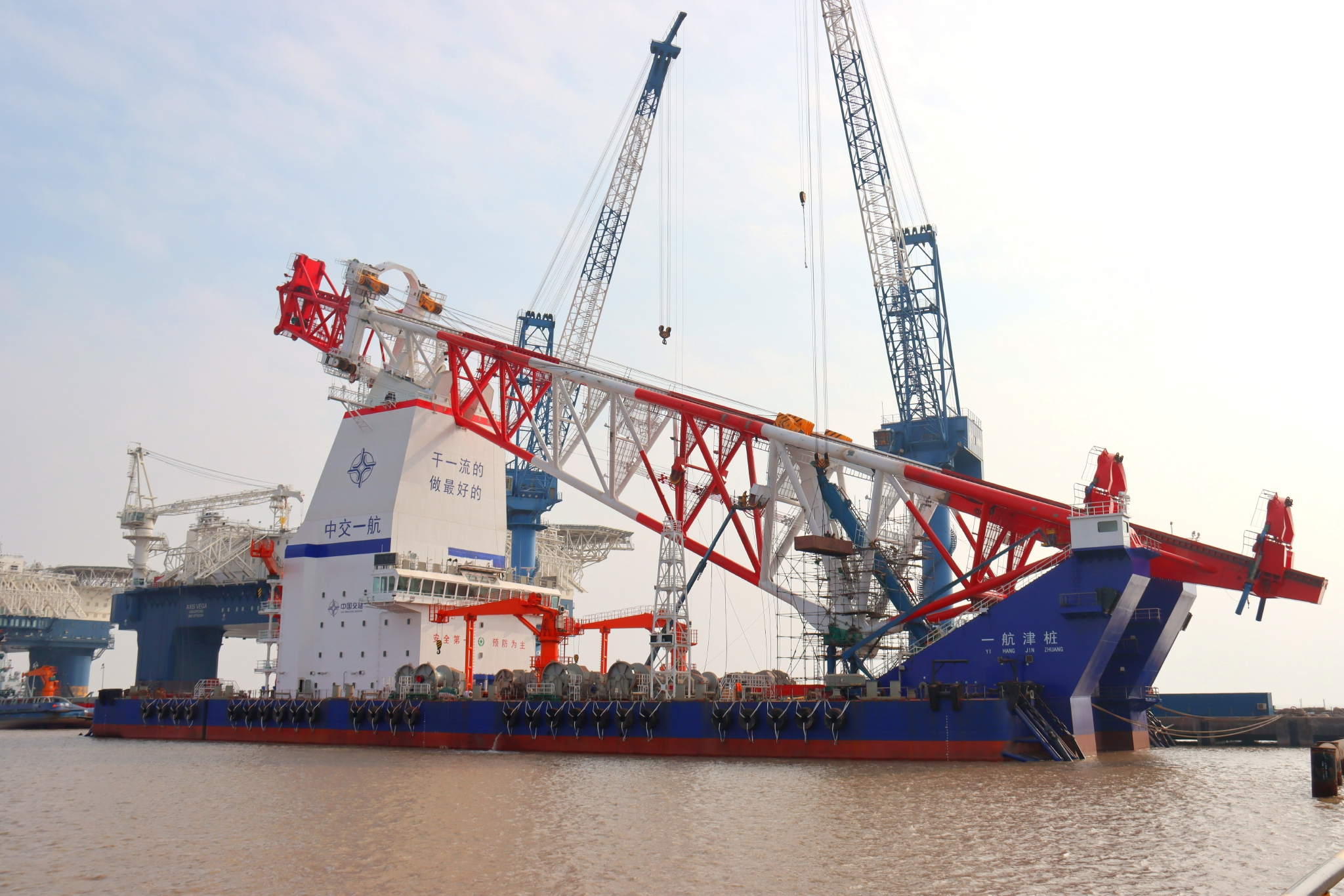 我国水工施工再添大国重器全球最先进140米级打桩船交付