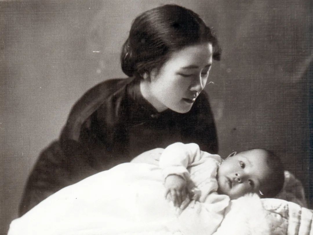 婴儿时期的梁再冰和林徽因的合影,这张照片至今挂在梁再冰家中.