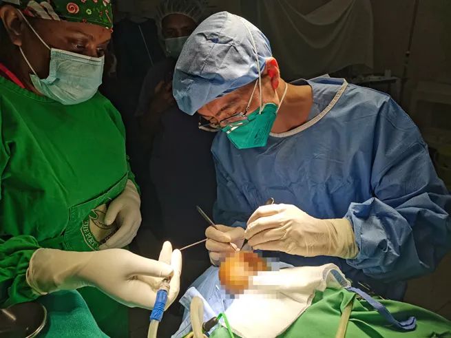 中国援巴新医疗队成功完成一例高风险新生儿手术！重庆立功！