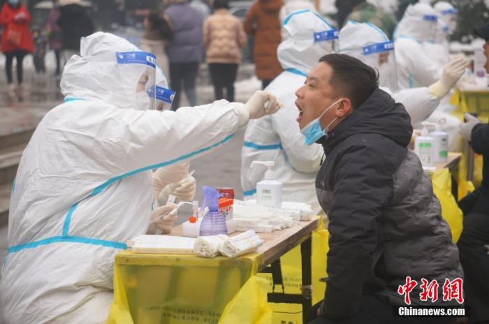图为郑州市民接受核酸检测。 中新社记者 韩章云 摄