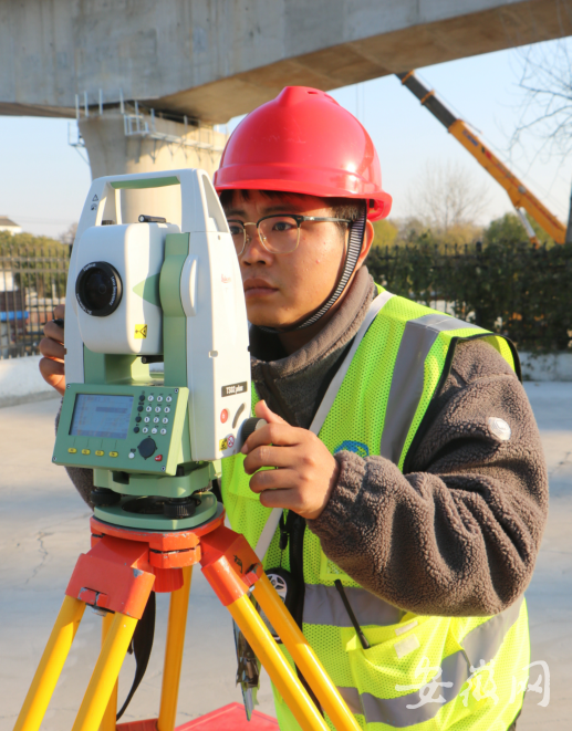 "90后"铁路测绘员郝国宇:毫厘之间展现工匠精神|安徽省|铁路_新浪新闻