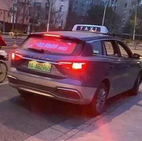 记者俩渠道反映“不办证先上车”问题 高德打车