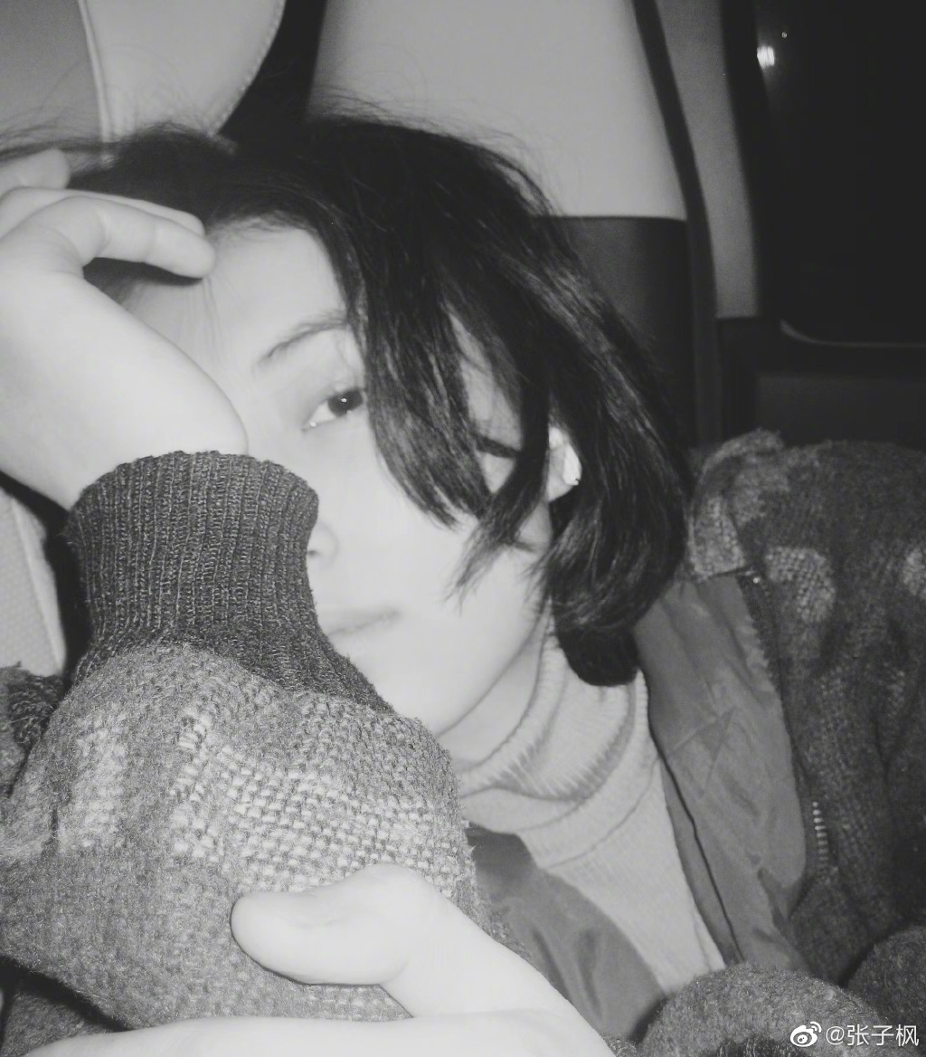 张子枫晒车内黑白自拍照视角独特自带文艺气质