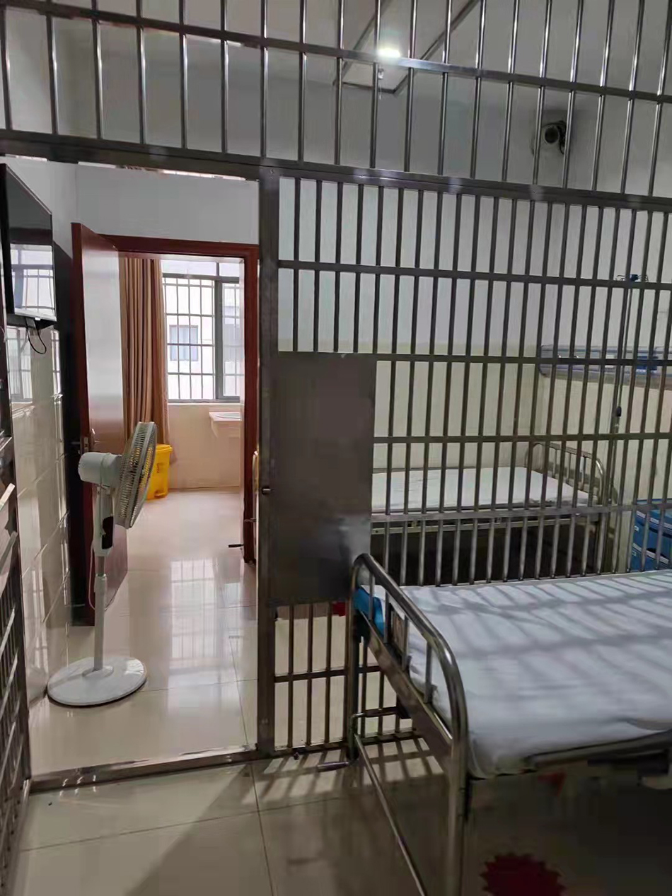 沅江市中医院的一间"缓冲病房".肖训安称,他曾被关押在此受审.