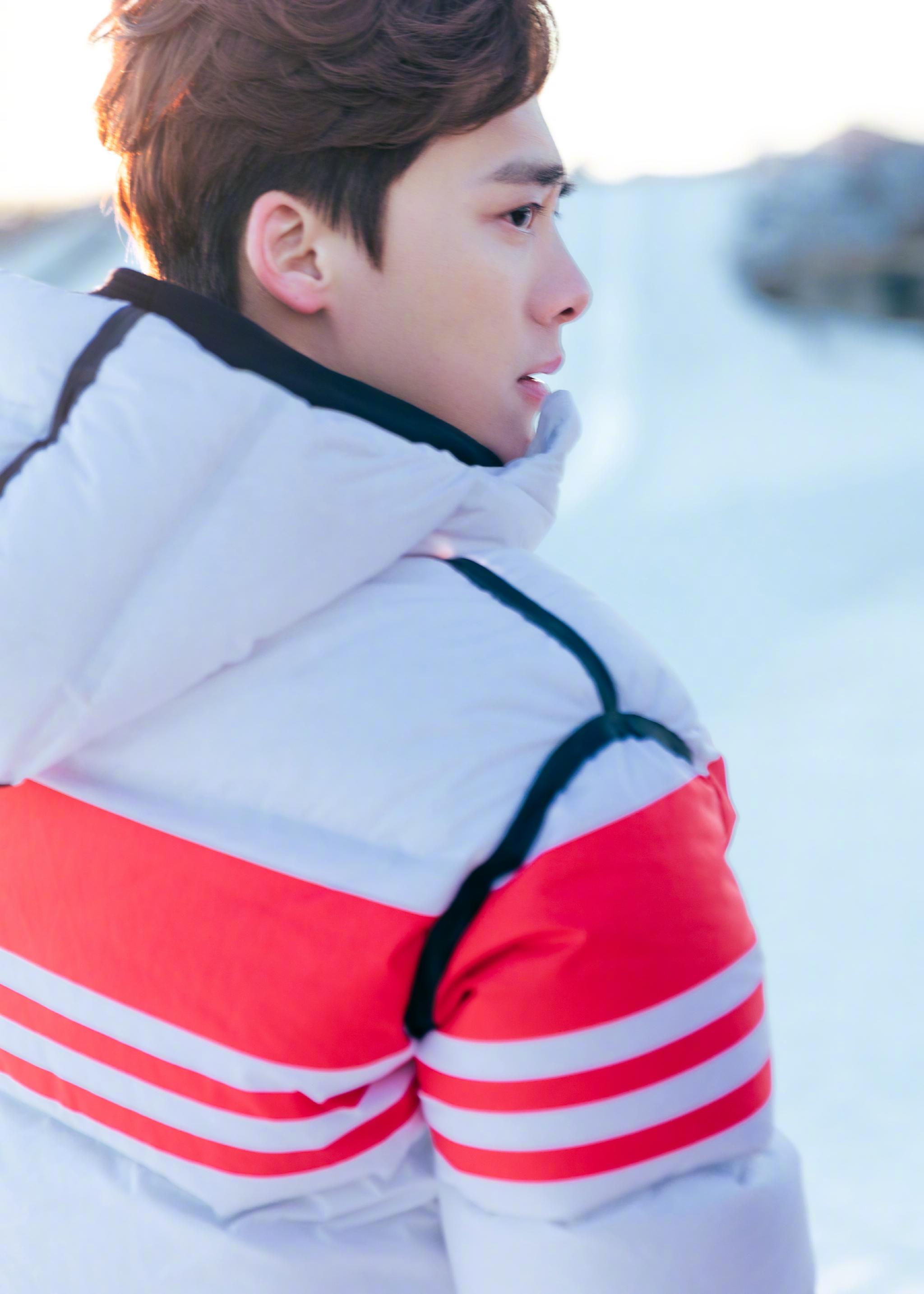 冬日雪地阳光帅哥腊八节快乐事事粥全事事粥到