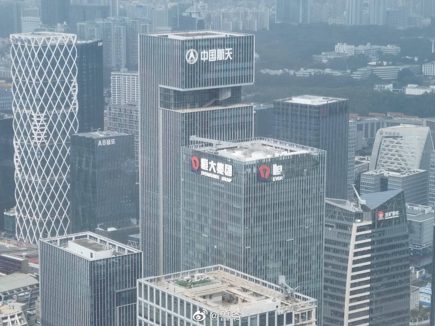 曾经位于深圳湾的恒大总部正在拆掉楼顶的恒大集团的招牌