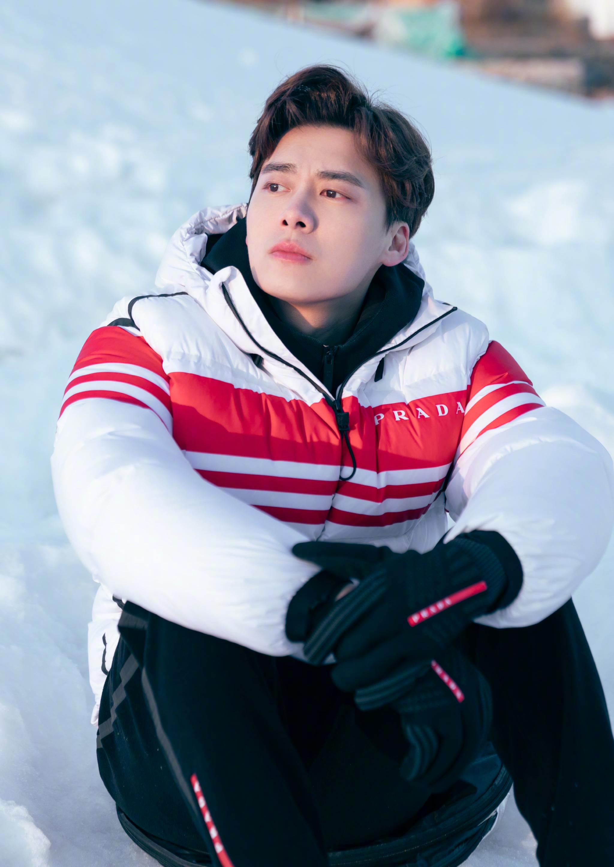 冬日雪地阳光帅哥腊八节快乐事事粥全事事粥到