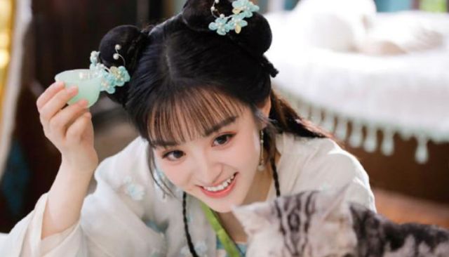 田曦薇当时谈了个男朋友叫朱戬,但朱戬当时有个大势的男男cp名叫查杰