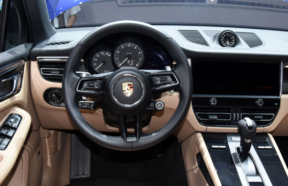 9英寸中控屏内置了保时捷的通讯管理系统,系统可提供多种在线服务与